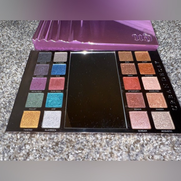 Urban decay “beauty with an edge” eye shadow palette and brushes - Picture 5 of 7